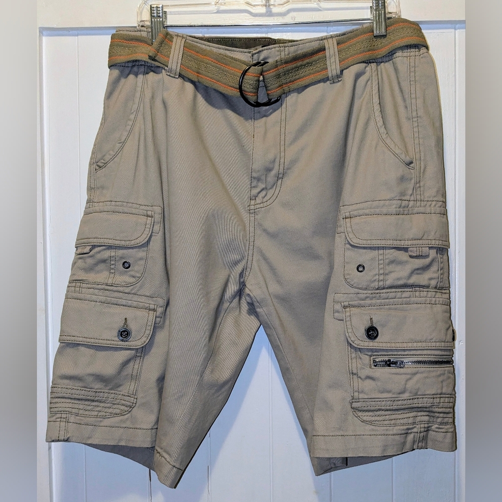 NWOT Iron Co. Khaki cargo shorts; size 32